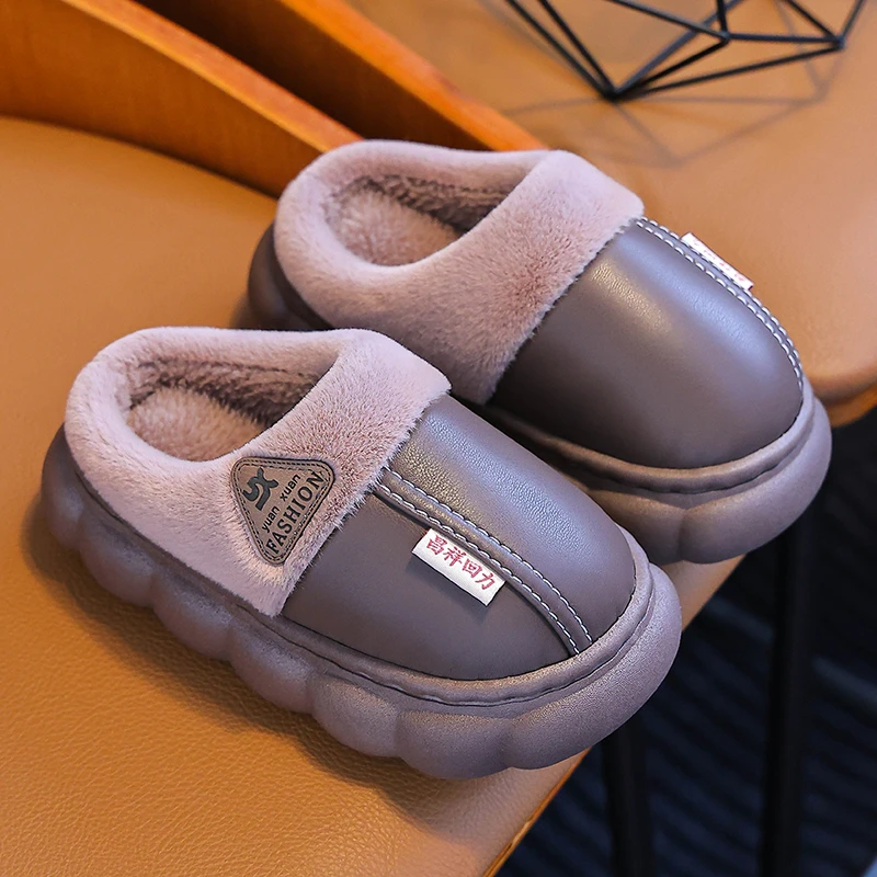 2025 موضة جديدة للأطفال بولي Leather الجلود نعال قماش لينة وحيد عدم الانزلاق شتاء دافئ طفل بنين بنات داخلي المنزل أحذية قطنية