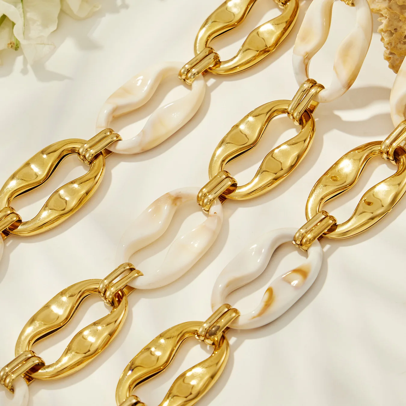 Chunky Link Choker Halskette 18k Vergoldete Edelstahl-Halskette mit Harz-Verzierungen und Ovaler Hohler Kette, Statement-Kragen-Halskette – Detail 9