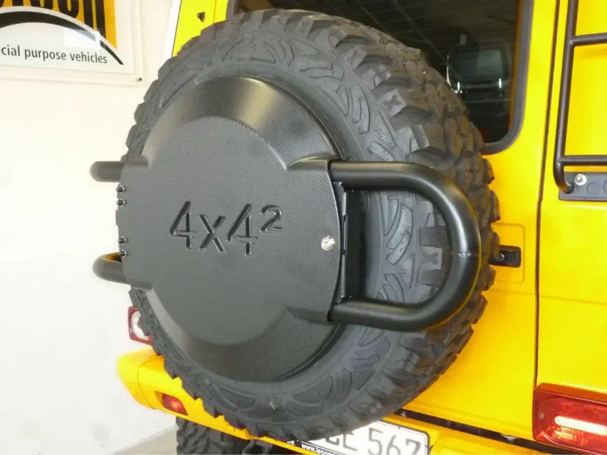 Good G63 G500 4x4 with dry carbon material rear wheel guard,W463 vehicle bumper, equipped with spare tire rack bracketand guard.