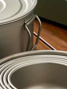 Ventouse industrielle à forte aspiration poreuse pour le traitement de bandes d'étanchéité CNC, plaques de PVC, aluminium et acier inoxydable sur machine de fraisage.