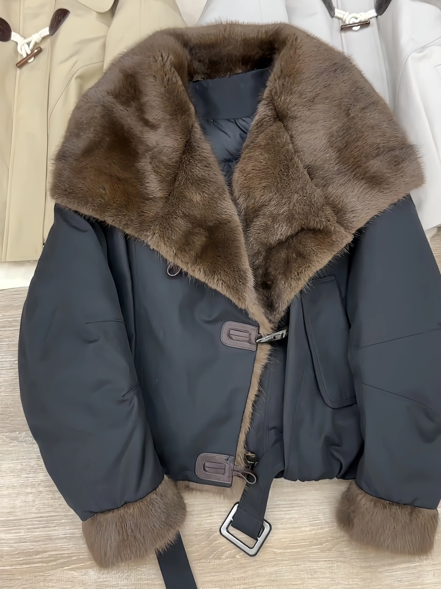 أزياء المرأة الخريف الشتاء أسفل معطف يندبروف الدافئة سترة منفوخة الإناث للماء رشاقته ريشة وهمية الثعلب الفراء طوق