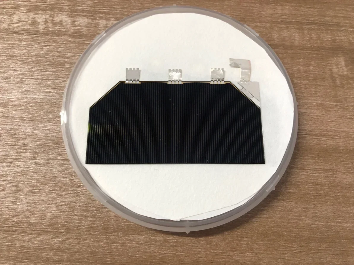 30% Efficiency Triple Junction Gallium Arsenide Solar Cell (Laminate 4*8cm)