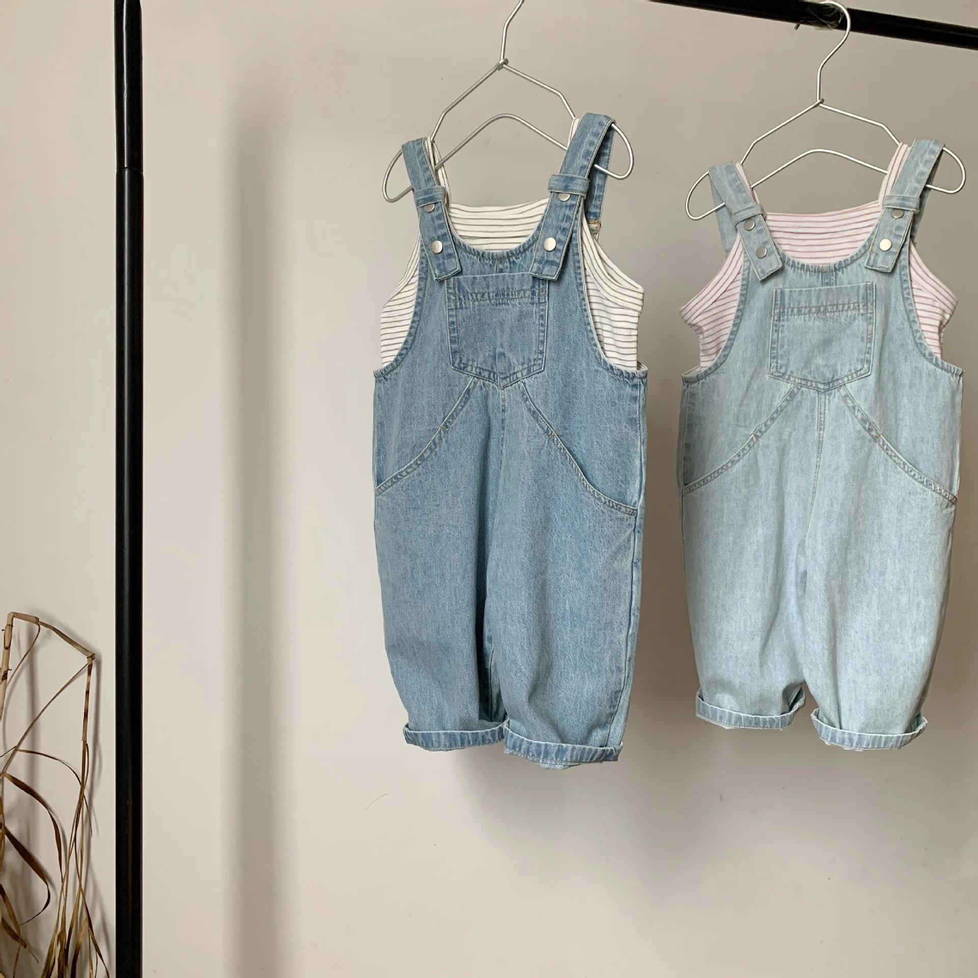 

2024 Spring New Children Denim Overalls Kids Boys Loose Jeans Baby Casual Pants Girls Vintage Strap Trousers Toddler Clothes