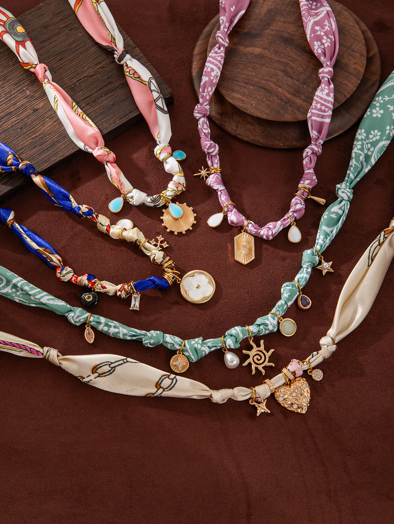 قلادة بوهيمية للنساء، قلادة قماشية مع تعليقات من الفولاذ المقاوم للصدأ مطلية بالذهب عيار 18 قيراط