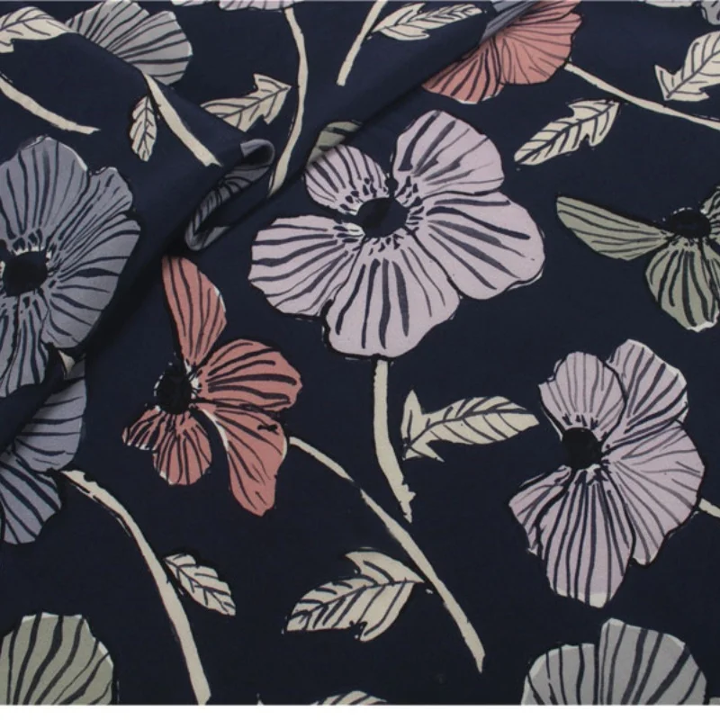 

1 метр, 100% тутовый шелк, креповая шелковая ткань 16 мамме, темно-синяя, с большим цветочным принтом, 138 см, ширина 54 дюйма, по дворам YW017
