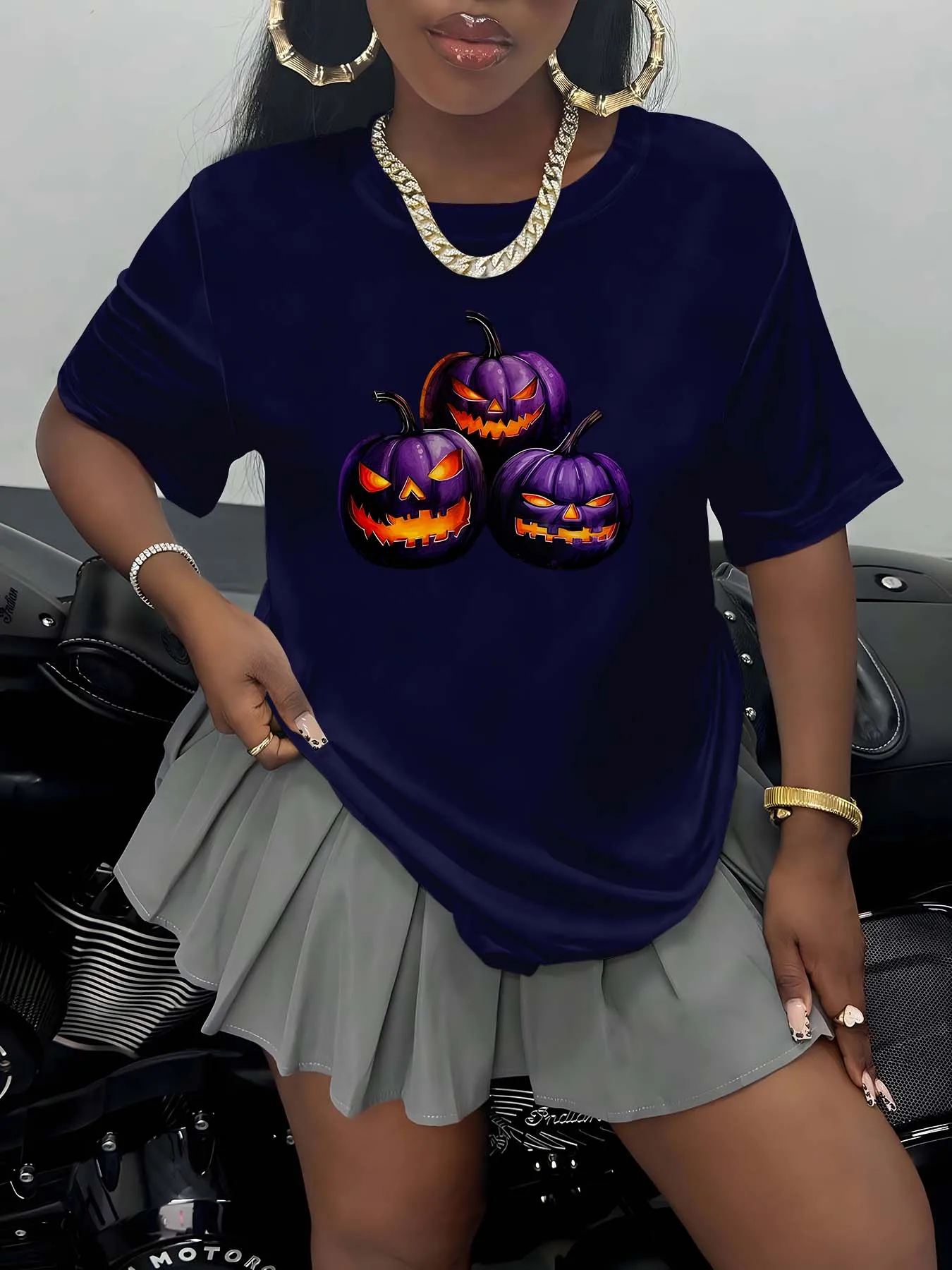 Modny element odzieżowy plus size z motywami dyni halloweenowej, który wzbudza uroczą i upiorny klimat świąt.