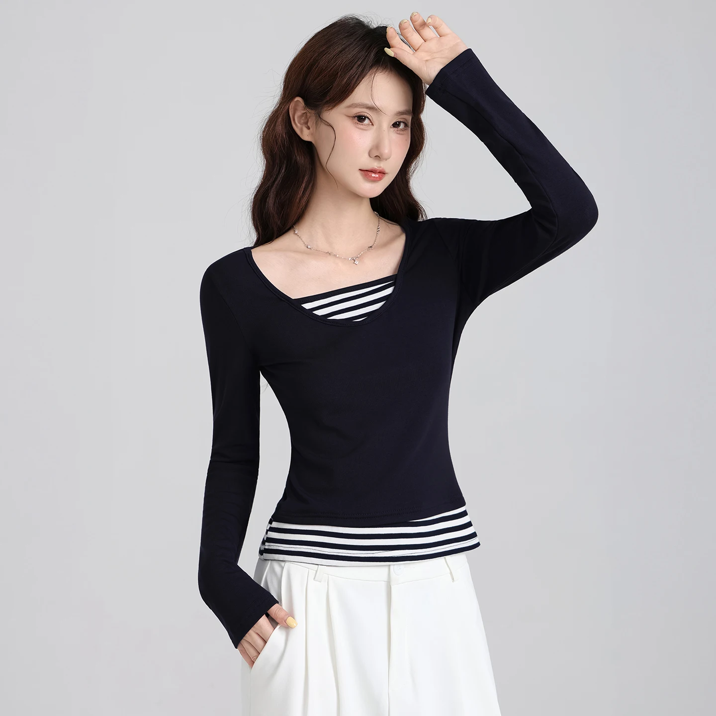 

Navy Blue Color Blocked Fake Two-Piece Long Sleeved T-shirt for Women in Autumn, with a Slimming Design and a Base Layer Underne