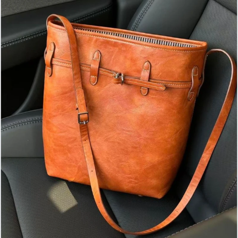 Brown Retro Versatile Bucket Bag Women's 2026 New Pack Design Sense Niche High Value Commuter Shoulder Package Armpit Bags