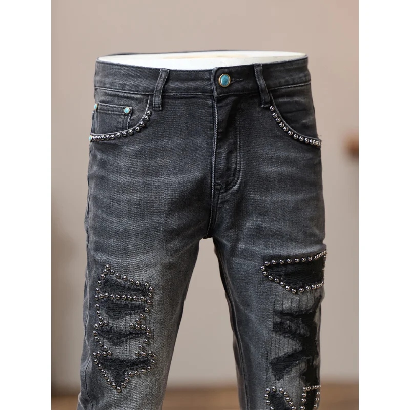جينز شخصي بتصميم مزخرف لخرز الأظافر، رقع مثقوبة للرجال، مقاس نحيف عصري، سراويل رجالية صغيرة مستقيمة الساق في الشارع