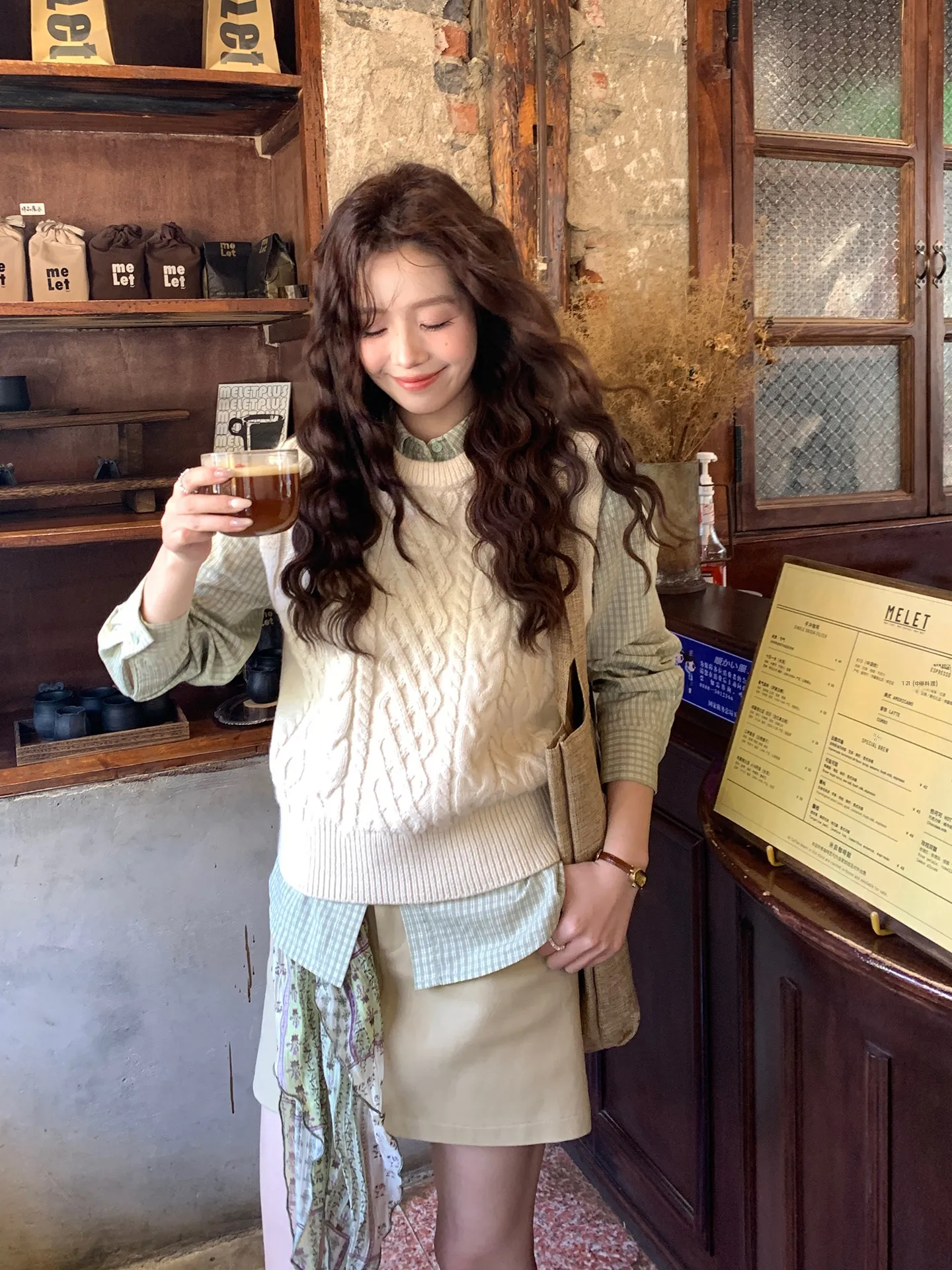 

Стильная корейская рубашка в клетку, повседневная, универсальная, свободного кроя, на пуговицах, с длинным рукавом, из смесового полиэстера и хлопка.