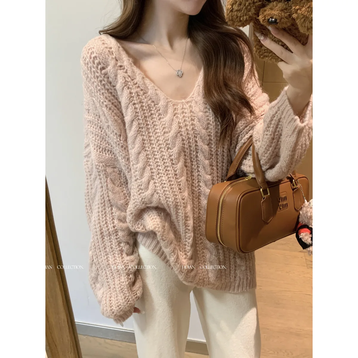 

2025 Autumn and Winter Lazy V-neck Twist Gentle Wool Soft Waxy Knitted Pullover Long-sleeved Top Women