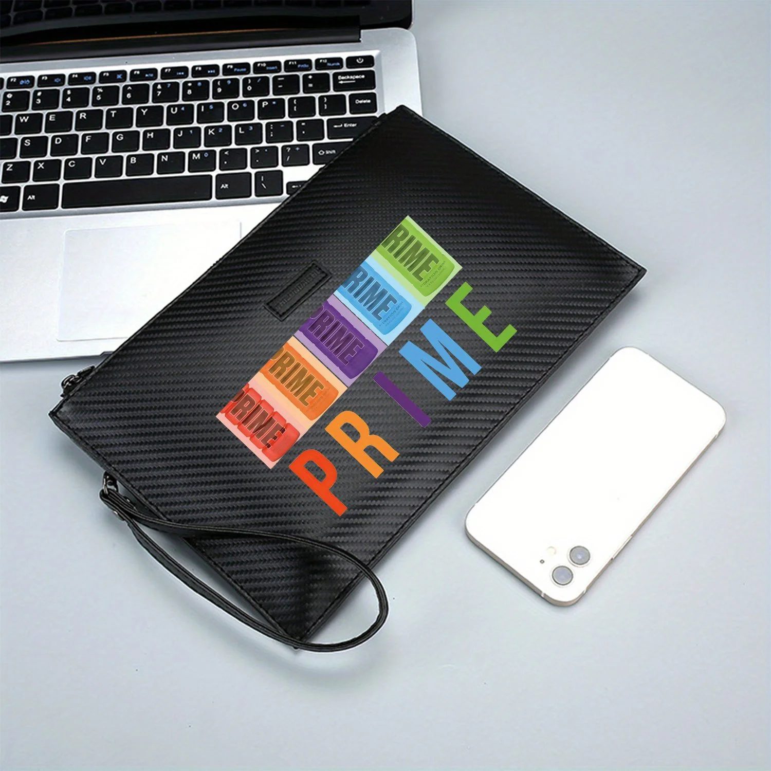 تصميم زجاجة ملونة للمشروبات PRIME. حقيبة يد رجالية أنيقة مطبوعة من البولي يوريثان عصرية وعملية للحمل اليومي