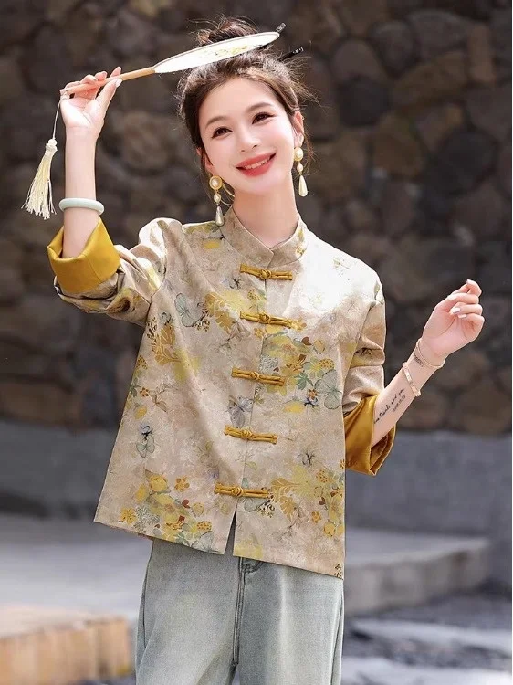 سترة صينية جديدة لربيع 2026 بطباعة زهور وأزرار أمامية بتصميم فني وطابع وطني وياقة عالية للنساء