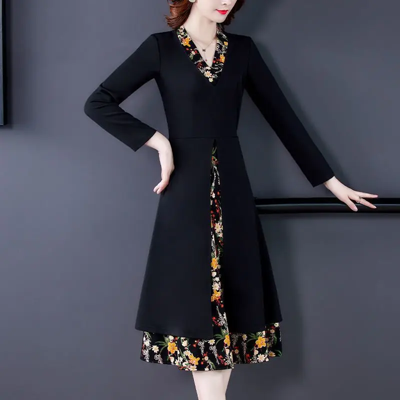 Winter Thickened Women's Clothing Patchwork Small Floral V-neck Long Sleeved Dress for Commuting Flowing and Comfortable Dress