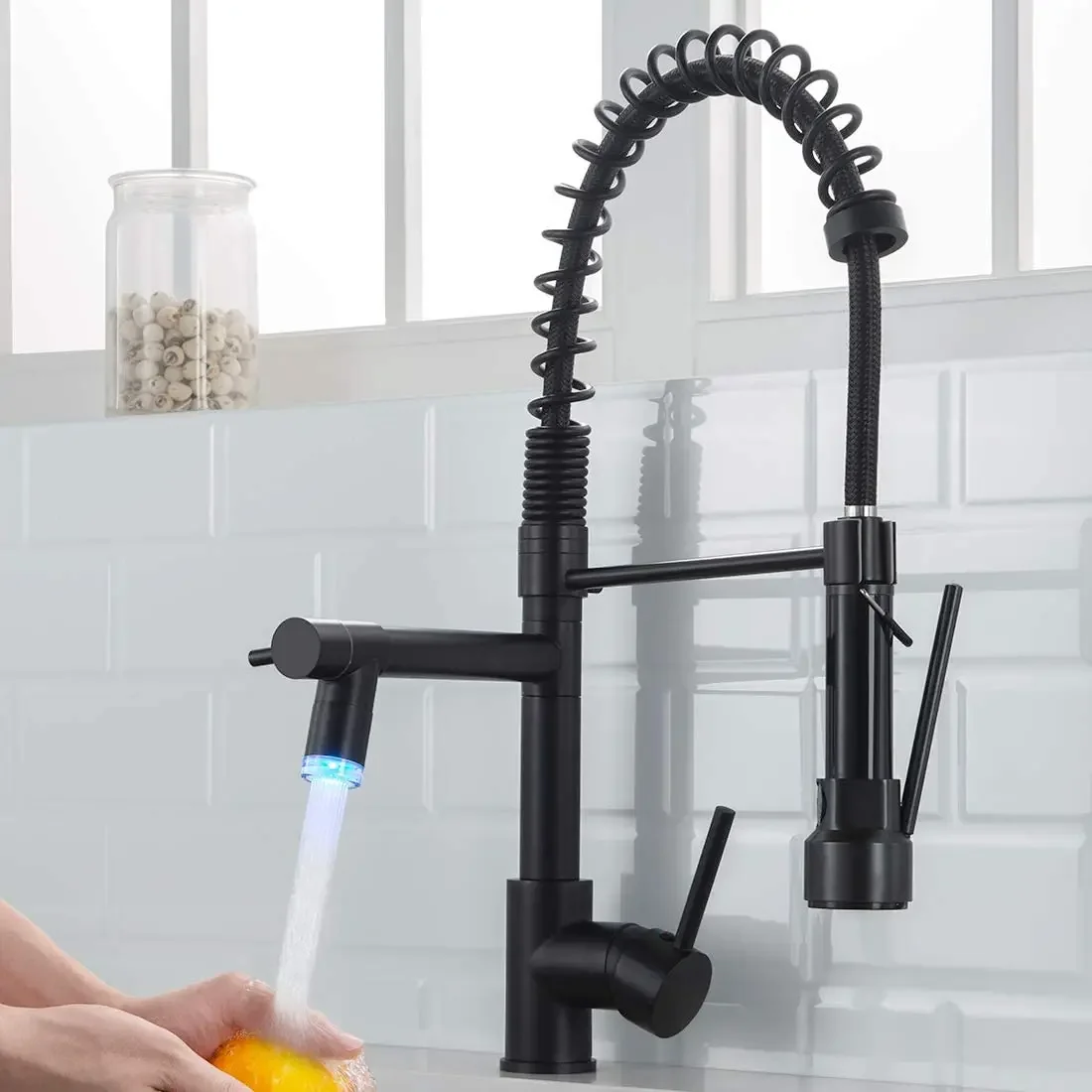 005 Kitchen Sink Faucet Faucet Black Taps Pull-down Sprayer Brass Ceramic Modern Contemporary Single Handle Spring 5 Years Pull