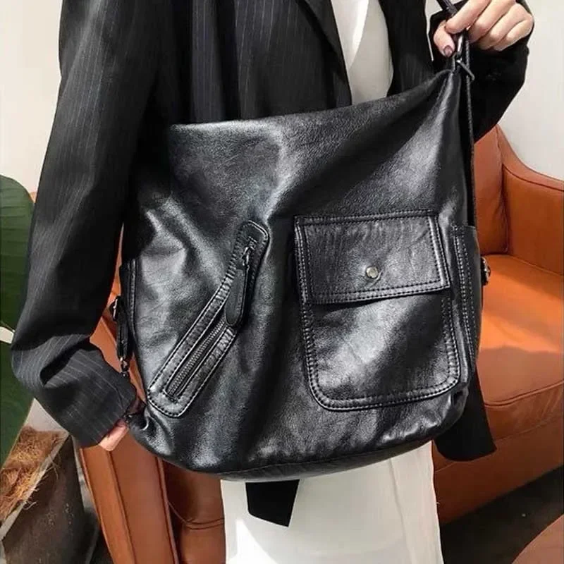 Bolso de hombro Vintage negro para mujer, bandoleras lisas de lujo para motocicleta, mochilas multifuncionales de gran capacidad de diseñador