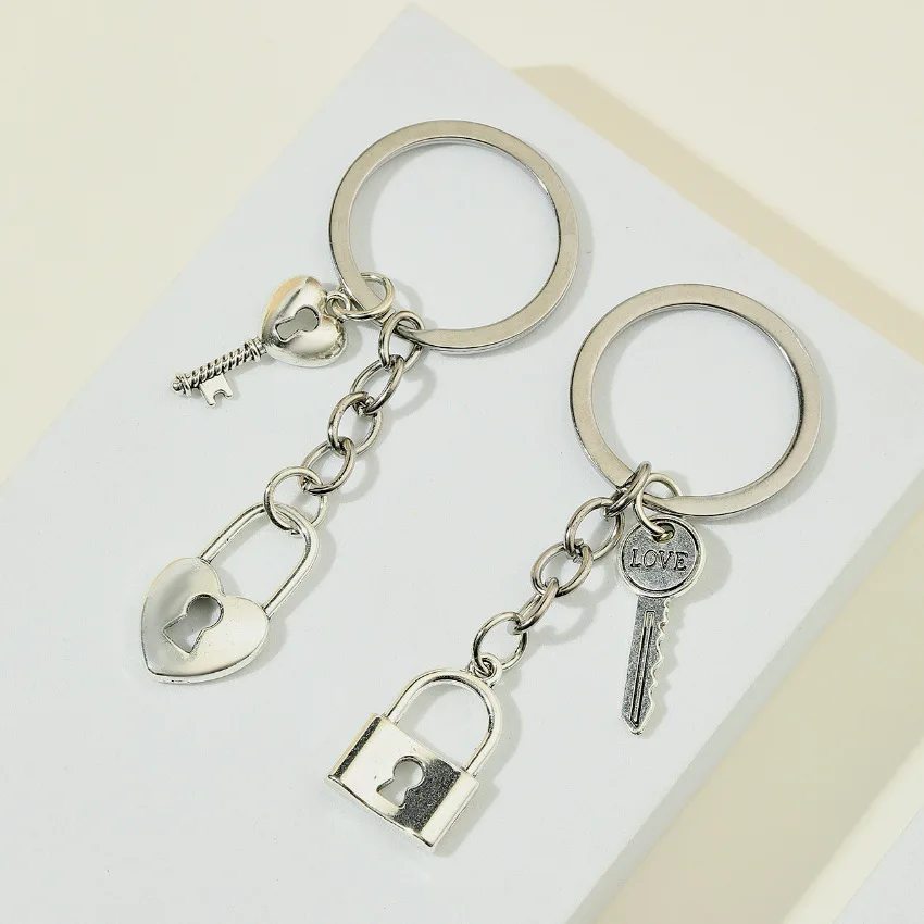 2Pcs/set Couple Simple Classic Love Lock and Key Pendant Keychains for Women Men Bff Gifts