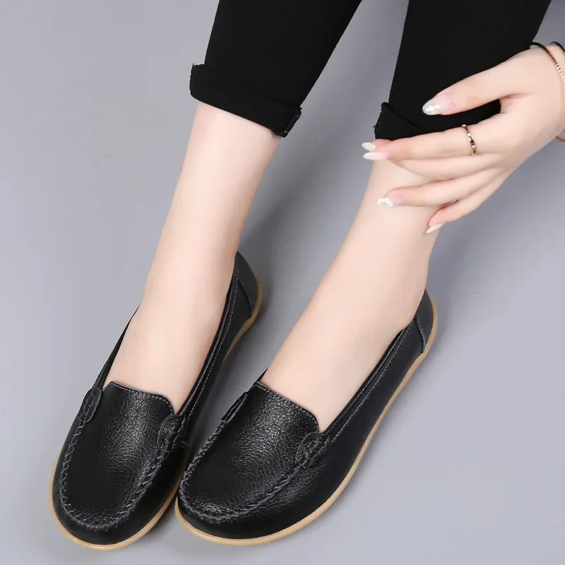 2023 New Women Round Toe Shallow Flat Shoes Leather Breathable Moccasins Women Boat Shoes Slip on Ladies Casual Shoes Size 34-44