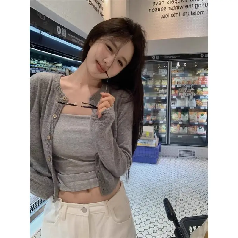 Czerwony kardigan z dzianiny Krótki, dopasowany top na wczesną jesień