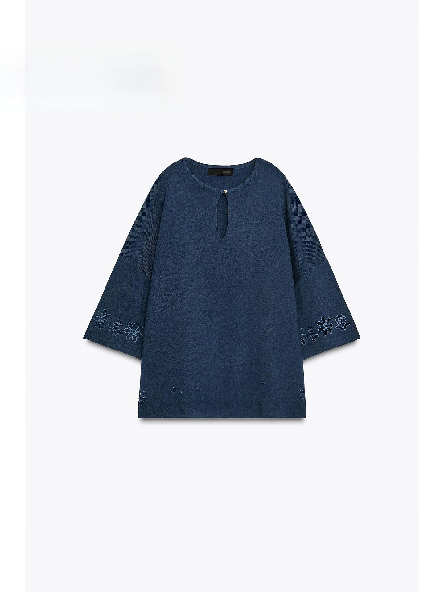 

Winter 2025 Loose Knitted Embroidered Hollow out V-Neck Seven Sleeve Women's Top Casual Comfortable Breathable Fashion Design