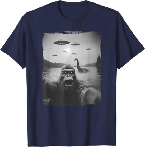 تي شيرت Nessie and UFO، Sasquatch Rare Selfie، The Loch Ness Bigfoot تي شيرت مضحك للتنزه والتخييم Y2k تصميم جرافيك تي شيرت رائع