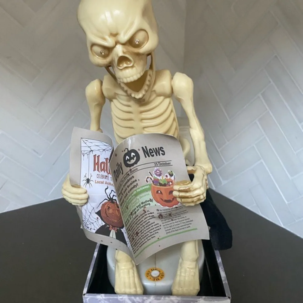 High Quality Spooky Skeleton On Toilet Resin Seated on Toilet Bowl Skeleton Bathroom Art Fun Home Decor Resin Figurine Gift