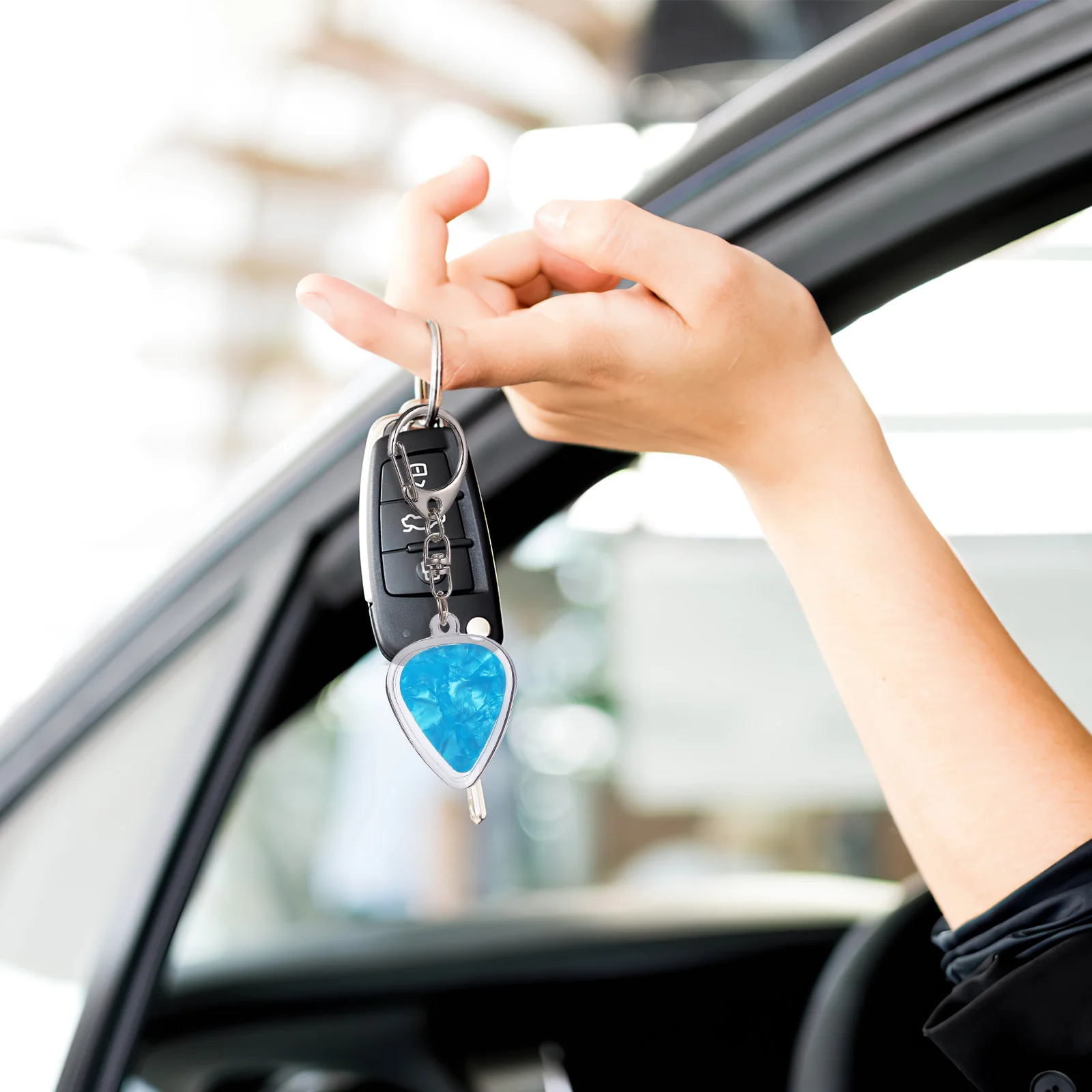 

Transparent Heart Shaped Guitar Pick Holder Keychain Standard Size Easy Storage Display Box for Musicians Pick Holder Wood