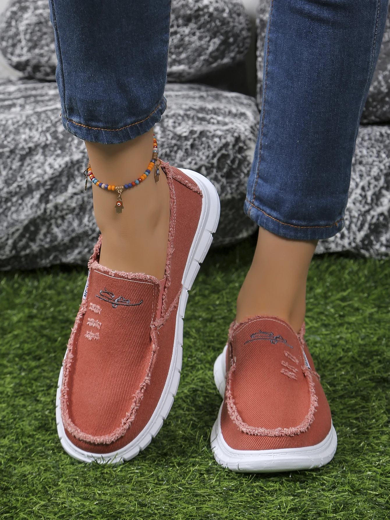 Damen-Slip-On-Schuhe aus Segeltuch, lässige Slipper mit Gänseblümchen-Stickerei, bequeme, leichte Wanderschuhe für den täglichen Gebrauch – Detail 7