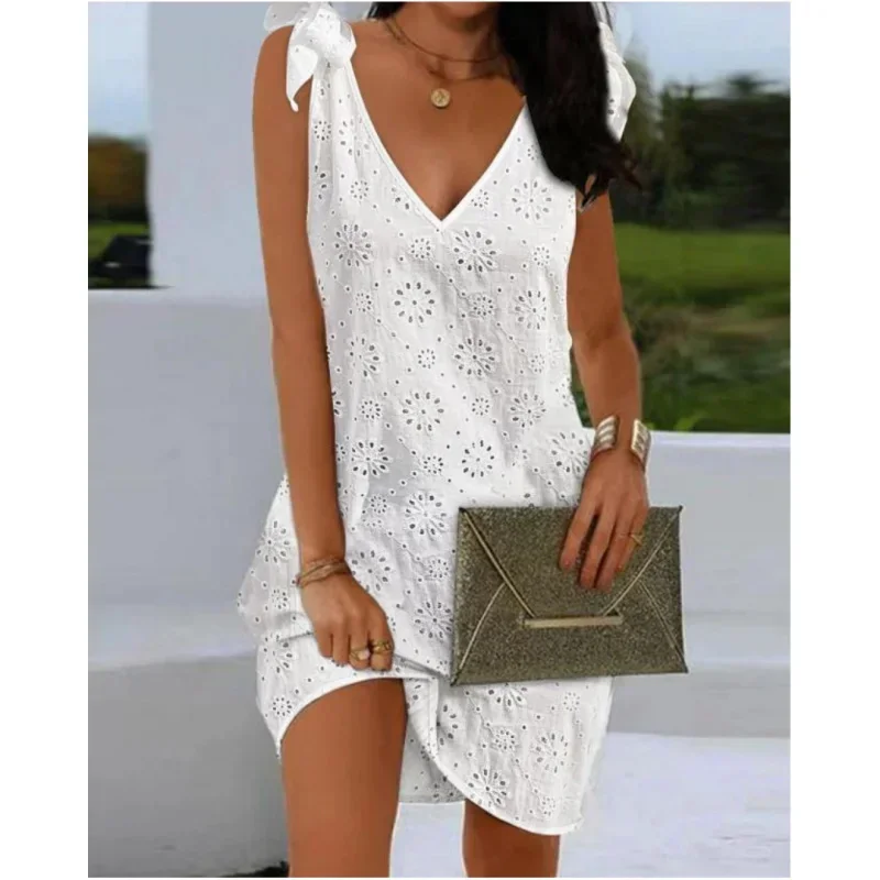Elegante Kleider, V-Ausschnitt, Ösenstickerei, gebundenes Detail, ärmelloses, gerades Minikleid, Urlaubsmode, Sommerkleid