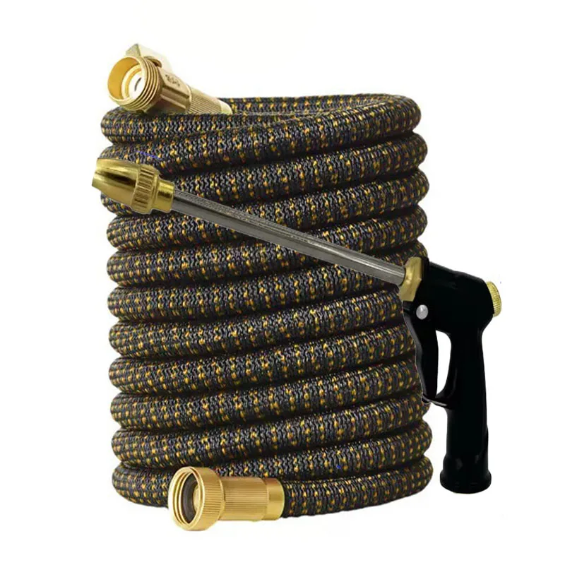 

3 удлиненных резиновых шланга для домашнего сада, оснащенные металлическими водяными пистолетами, ирригационными трубами и инструментами для полива.
