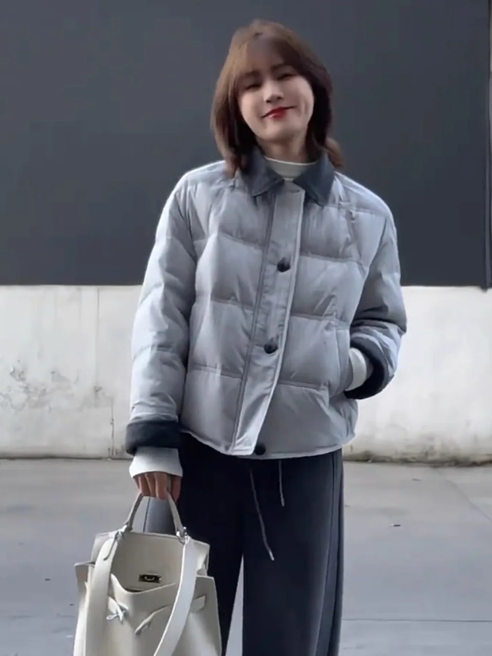 

Женская короткая утепленная хлопковая куртка на пуху, новая зимняя модель, свободного кроя, универсальная, теплая, маленького размера, с декоративным узлом