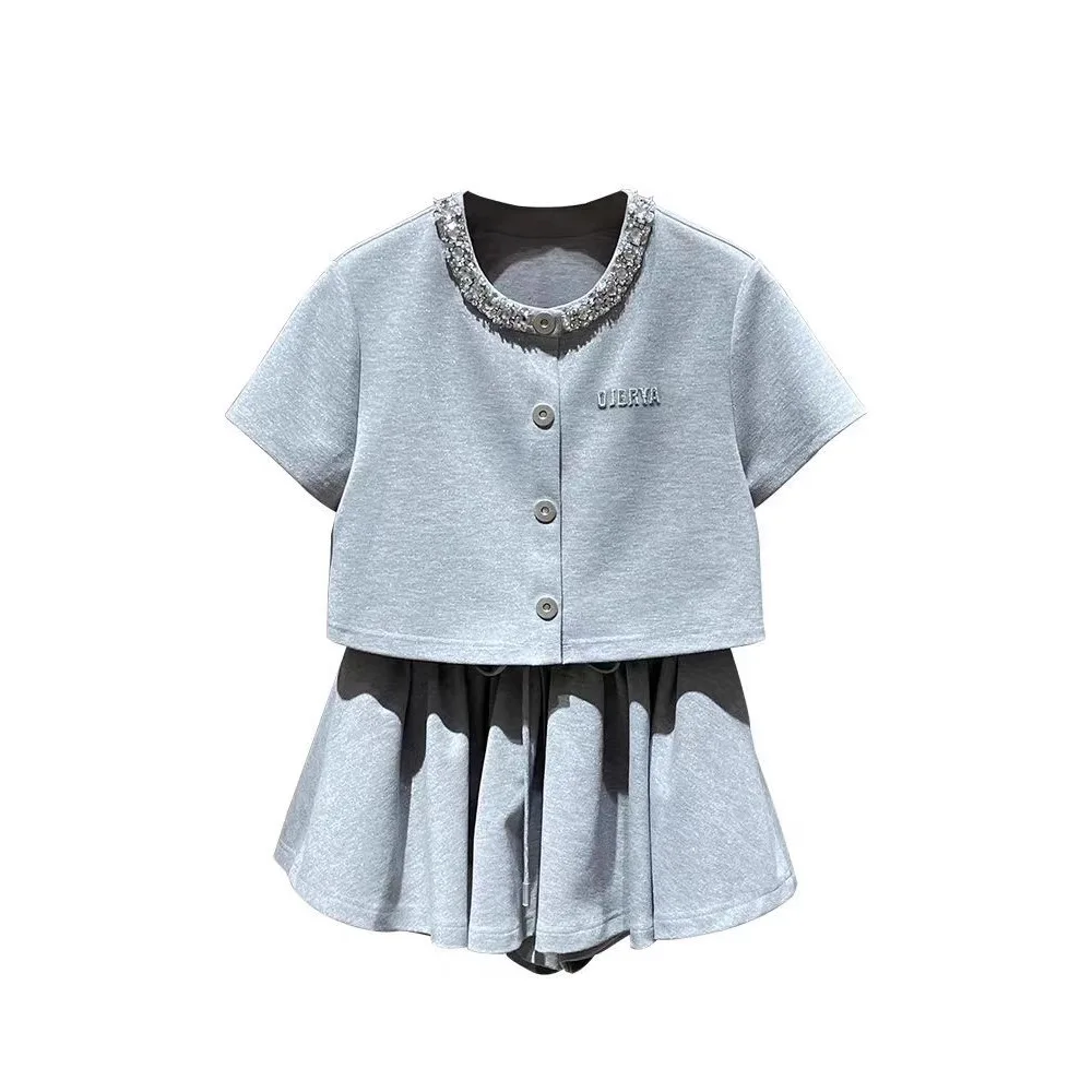 2025年夏 ミュウ風装飾ラウンドネックTシャツ＆ショートパンツセット カジュアルシックアンチエイジングファッション レディースツーピースセット