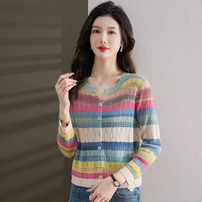 가을 신상 여성복 디자인은 속이 빈 V넥과 레인보우 컬러 패치워크 스트라이프가 돋보이는 긴팔 스웨터입니다.