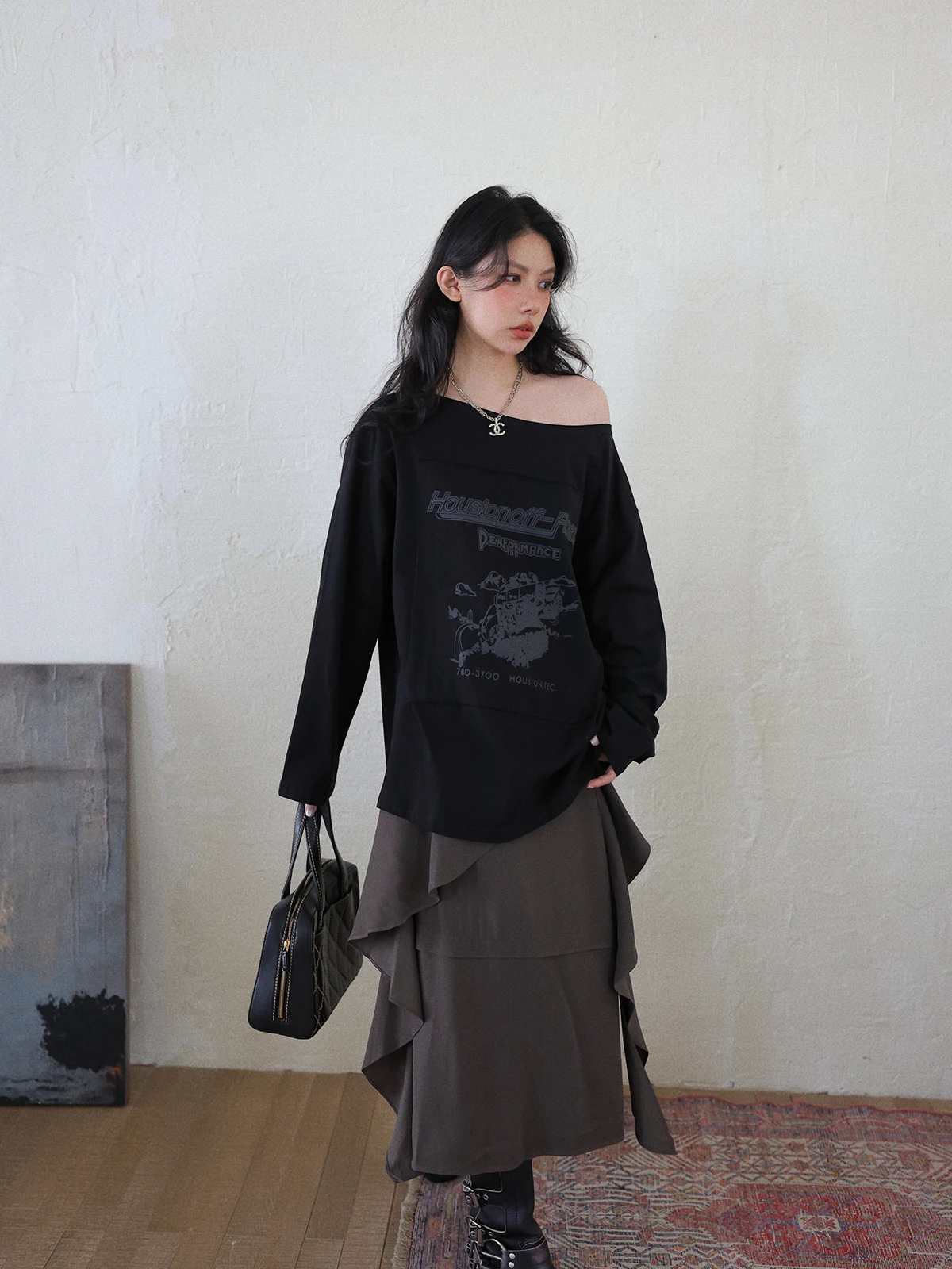 

Loose Fit Long Sve T-irt Women's Slouchy Sle oulder Bared Printed Design Casual Top for Autumn Season