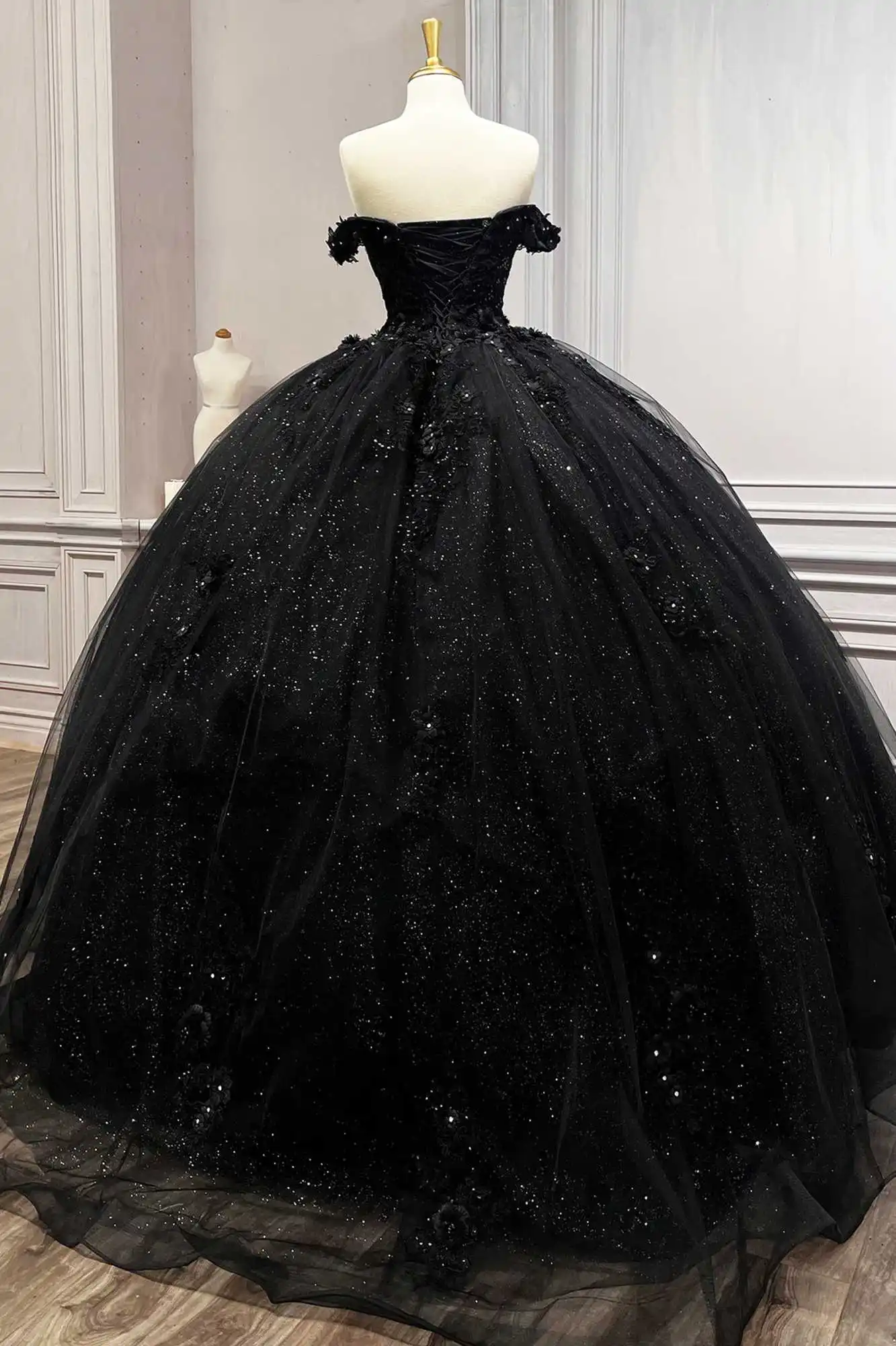 Gaun Tulle hitam bahu Quinceanera 3D, gaun pesta ulang tahun mewah, gaun malam punggung terbuka payet motif bunga 3D