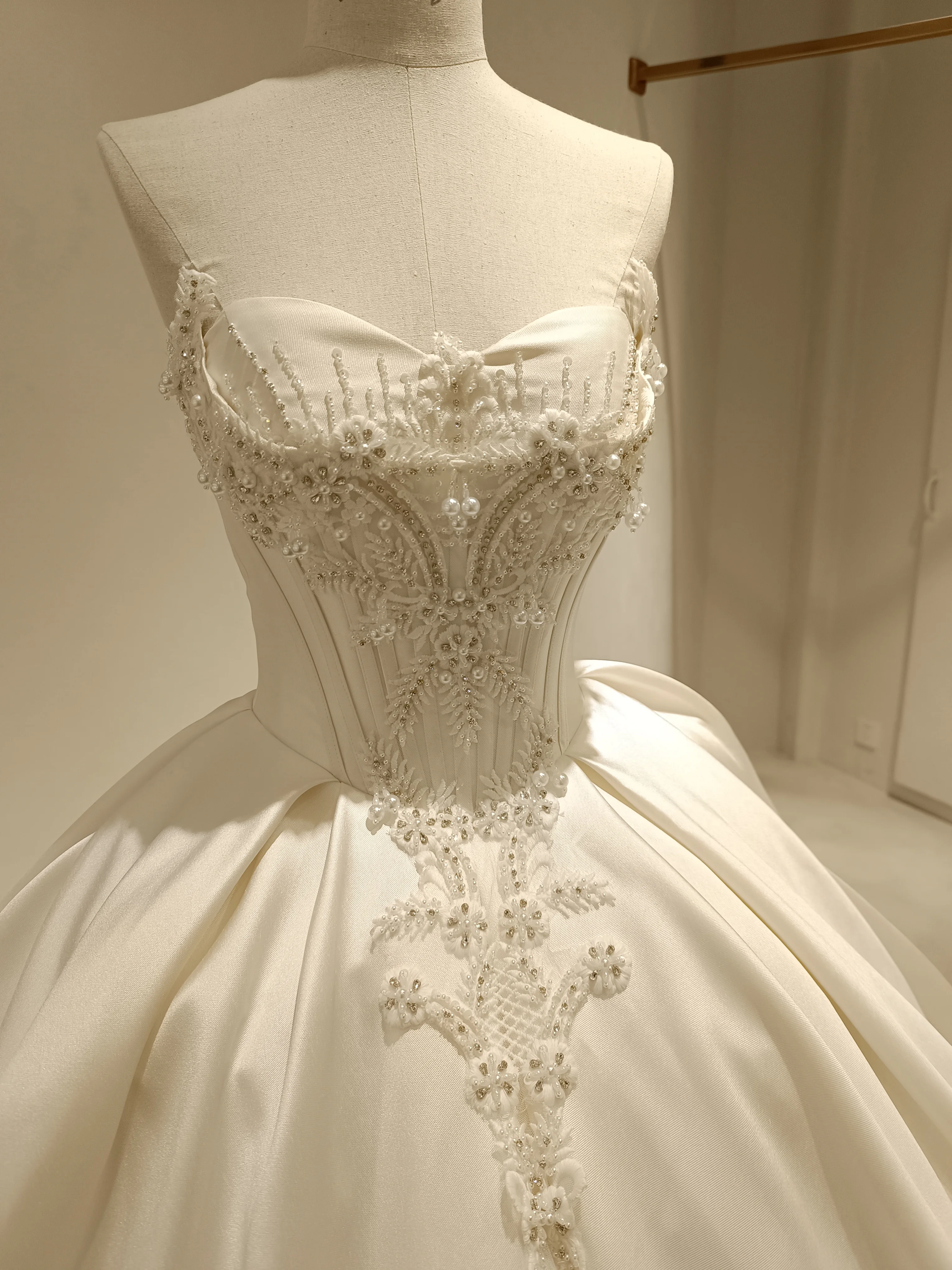 Robe de Mariée Sans Bretelles Brodée de Perles, Corsage Sophia