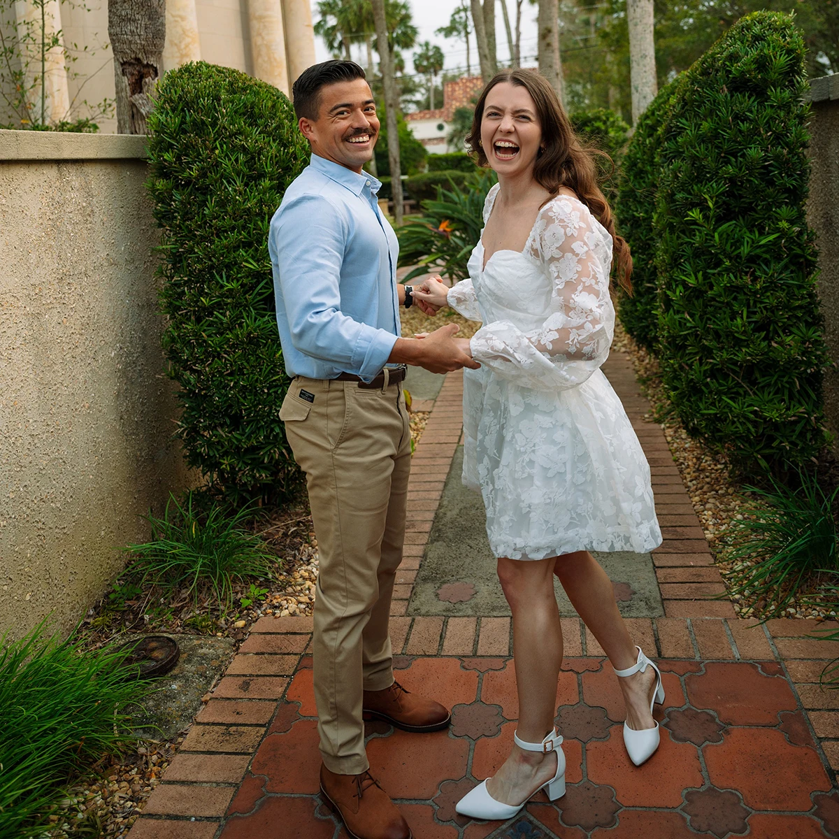 فساتين زفاف قصيرة الطول من الدانتيل على شكل قلب مخصصة مقاس كبير عاجي فوق الركبة وأكمام طويلة أسقف فستان زفاف رومانسي قصير