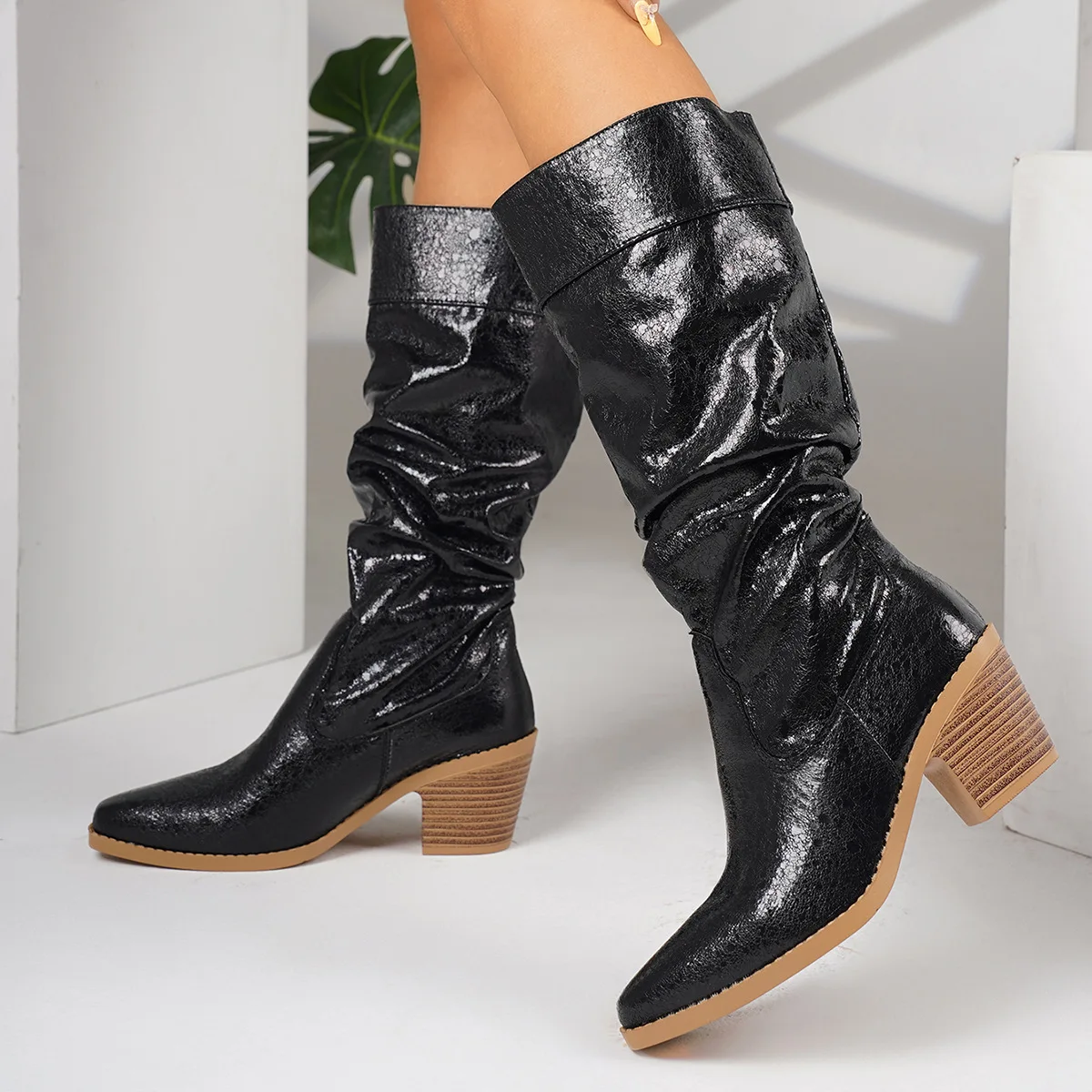 

Модные ботинки до середины икры на высоком каблуке. Женские ботильоны с острым носком. Удобные зимние ботинки из полиэфирного волокна. Резиновая подошва на плоском каблуке.