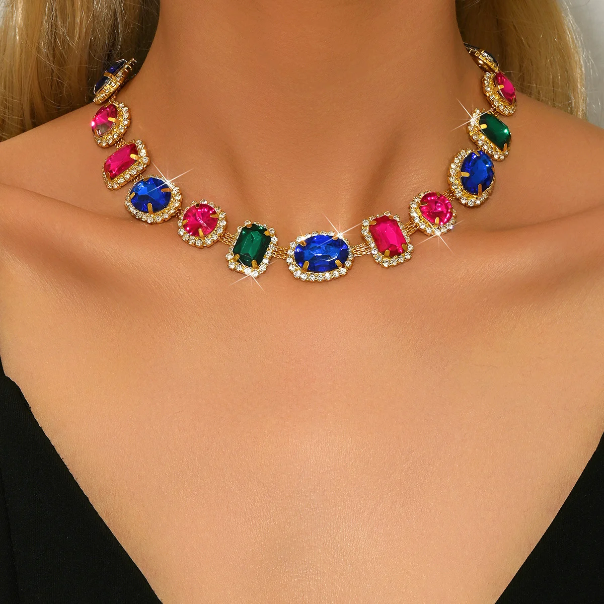 

Oval-shaped colored crystal necklace - luxurious diamond-studded geometric-shaped fashionable pendant necklace