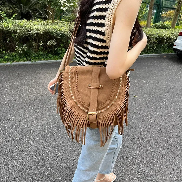 女性用スエードサドルバッグ,ワンショルダートートバッグ,クロスボディの模造品,大容量,タッセル,新品