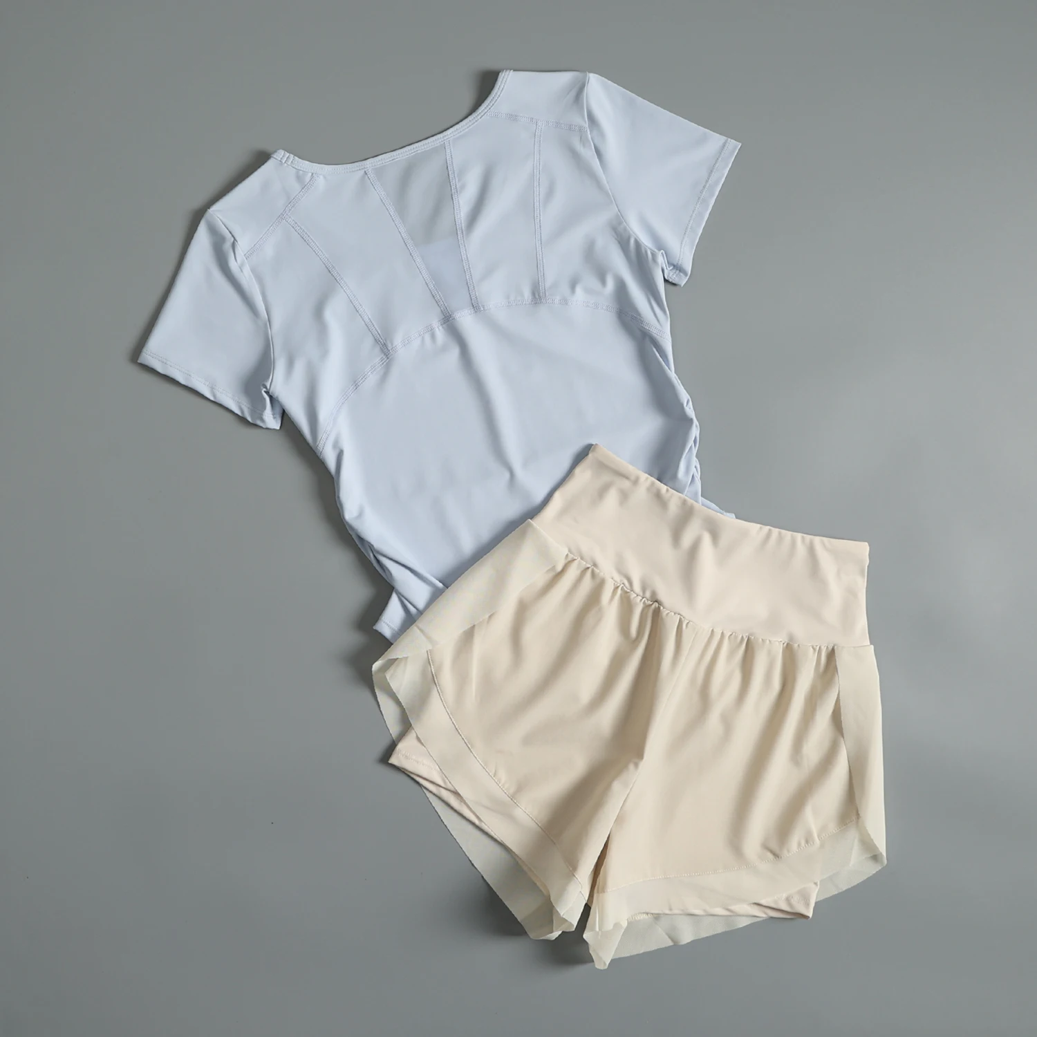 夏用女性用スポーツスーツメッシュ通気性ヨガトレーニング半袖高価値屋外ランニングスピードドライフィットネススーツ