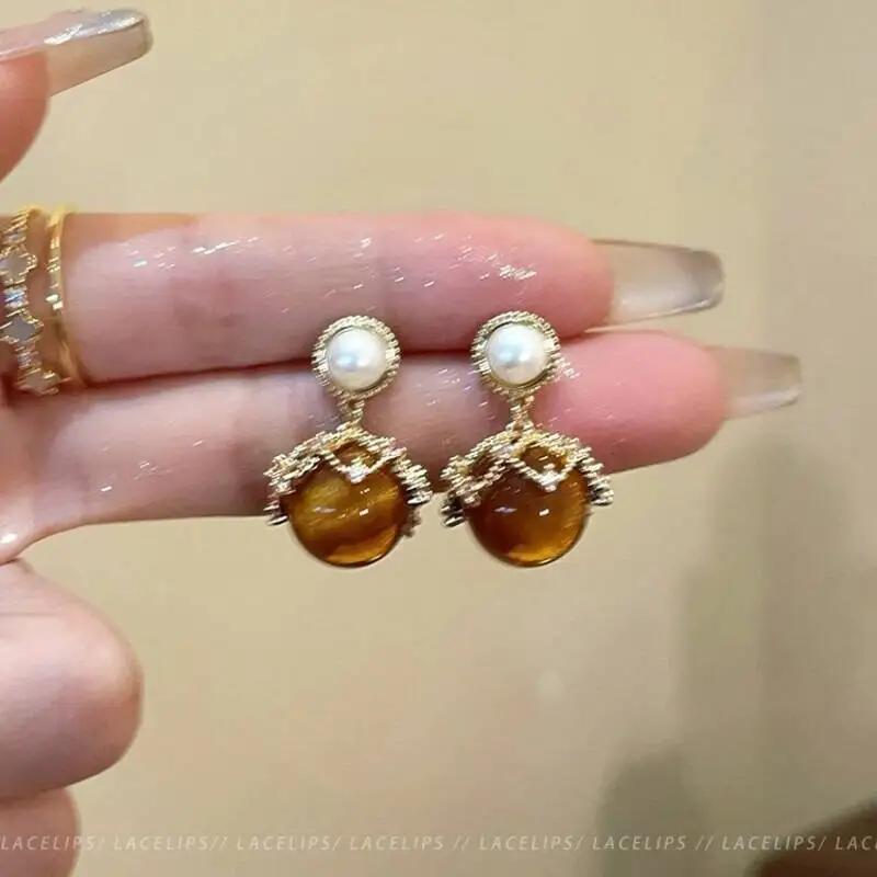 Brincos Elegantes de Luxo Leve e Alta Qualidade, Banhados a Ouro Real, com Agulha de Prata, Zircônia e Pérola, Estilo Maillard Vintage de Nicho