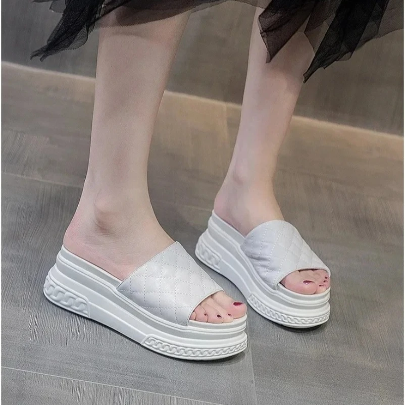 

2025 шлепанцы на платформе 7 см, туфли на танкетке, пляжная женская летняя обувь из натуральной кожи, дышащие шлепанцы, пляжная обувь черного цвета