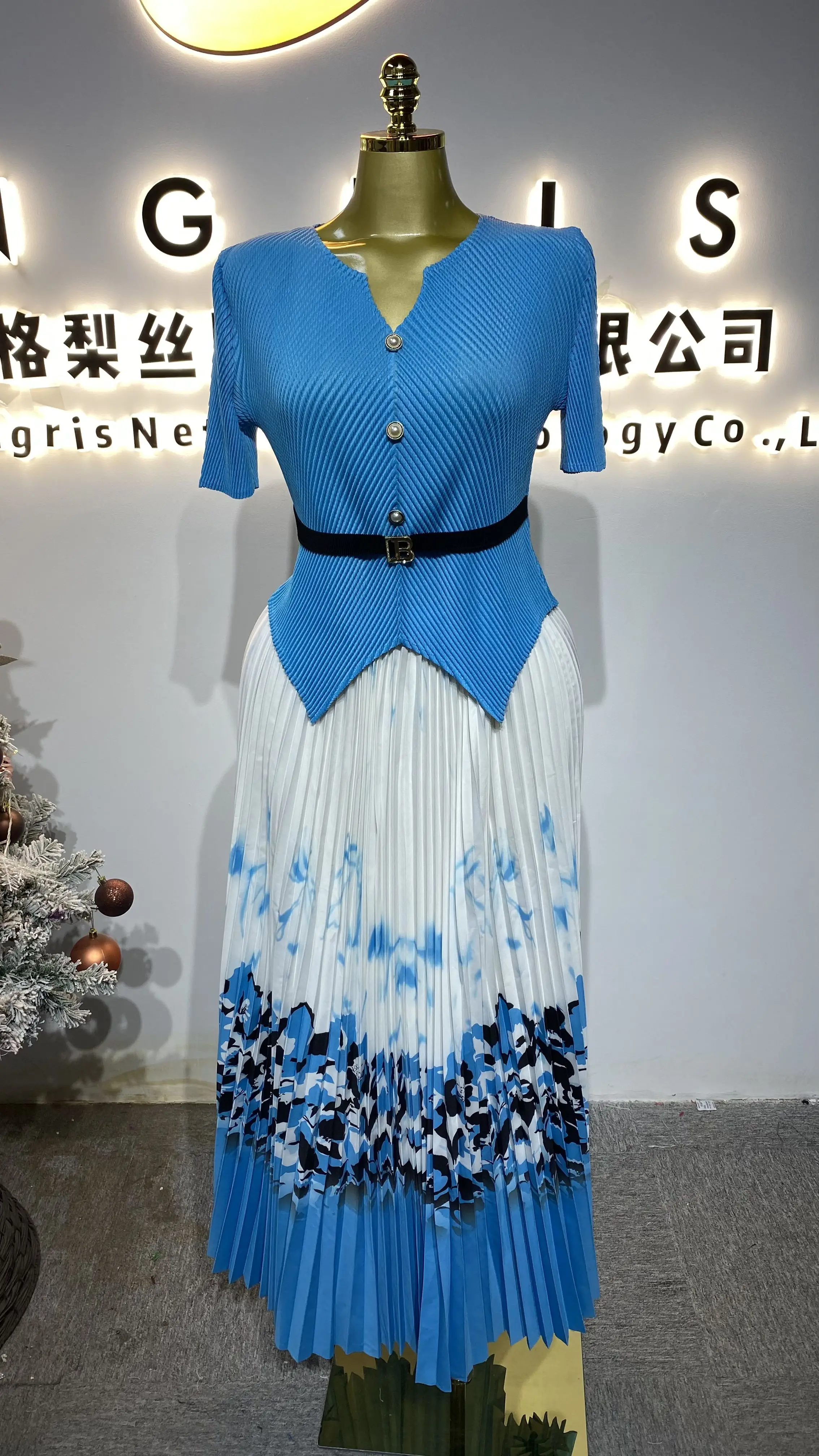 

Elegant and stylish V-neck long-sleeved pleated plus-size solid color women's party dress-GZXX239