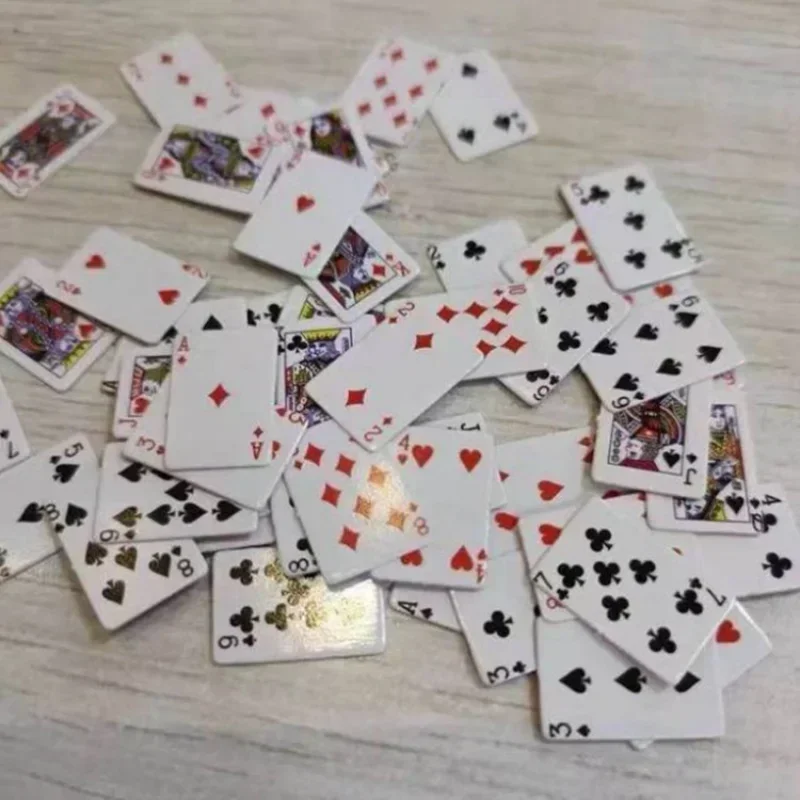 Śliczna mini gra Poker Mini przenośny dom Karty do gry Akcesoria dla lalek Dekoracja domu Mała impreza Gra planszowa Karty do pokera Gry