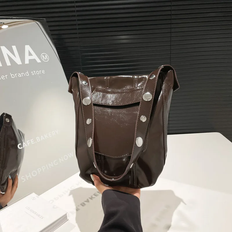 

Модная сумка через плечо из искусственной кожи с заклепками, однотонная швейная линия на молнии, универсальная сумка через плечо, лидер продаж, сумки для женщин Bolsas Femininas