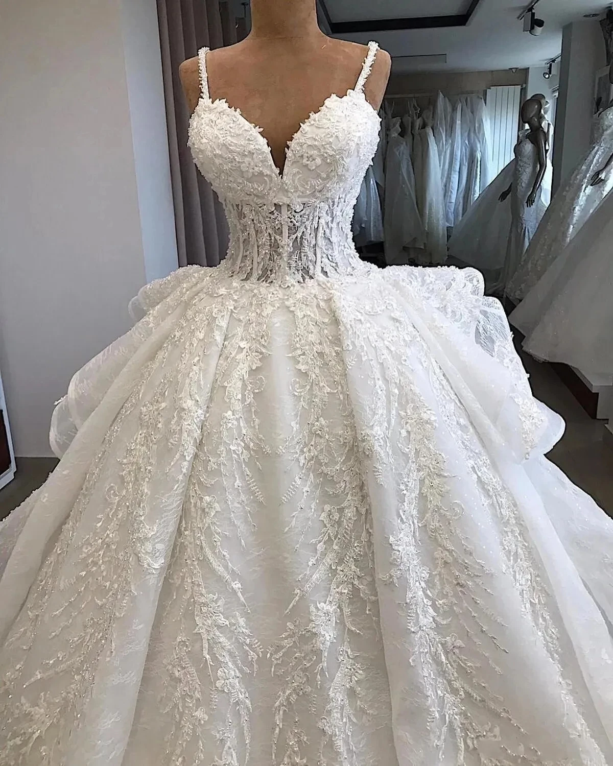 Vestido De Novia elegante con Apliques De encaje, traje con tirantes finos, cuentas y cordones, tren con volantes