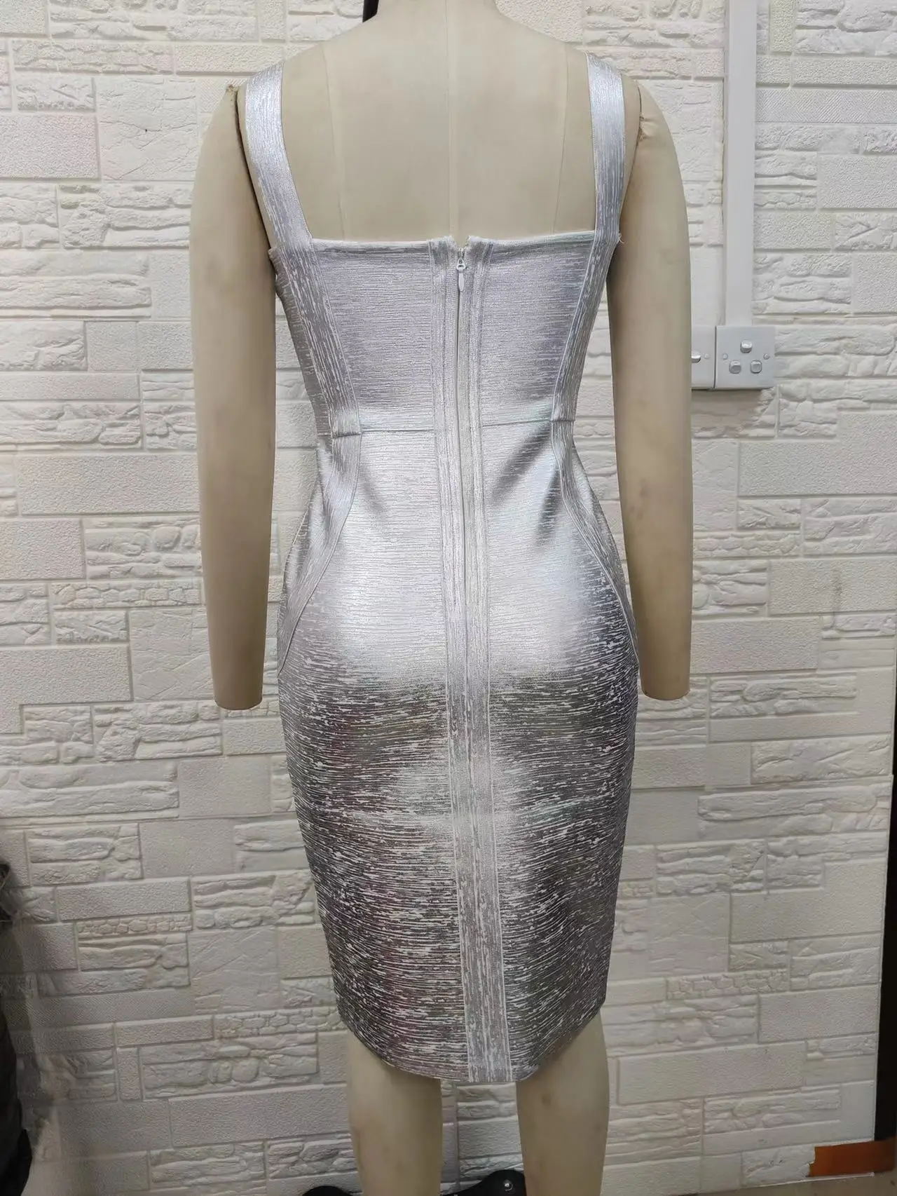 เดรสปาร์ตี้สั้นแบบรัดรูป สายเดี่ยว คอวี เซ็กซี่