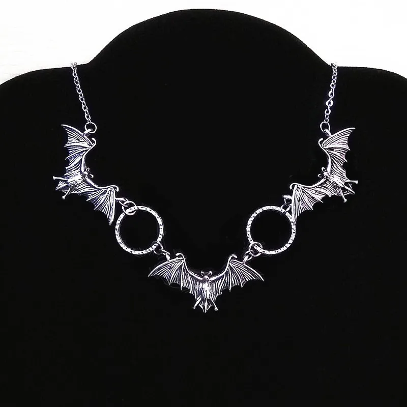 

Gothic Triple Moon Phase Bat Wing Nelace n Sle Alloy Cross Chain Jewelry Faionable ex Pendant L