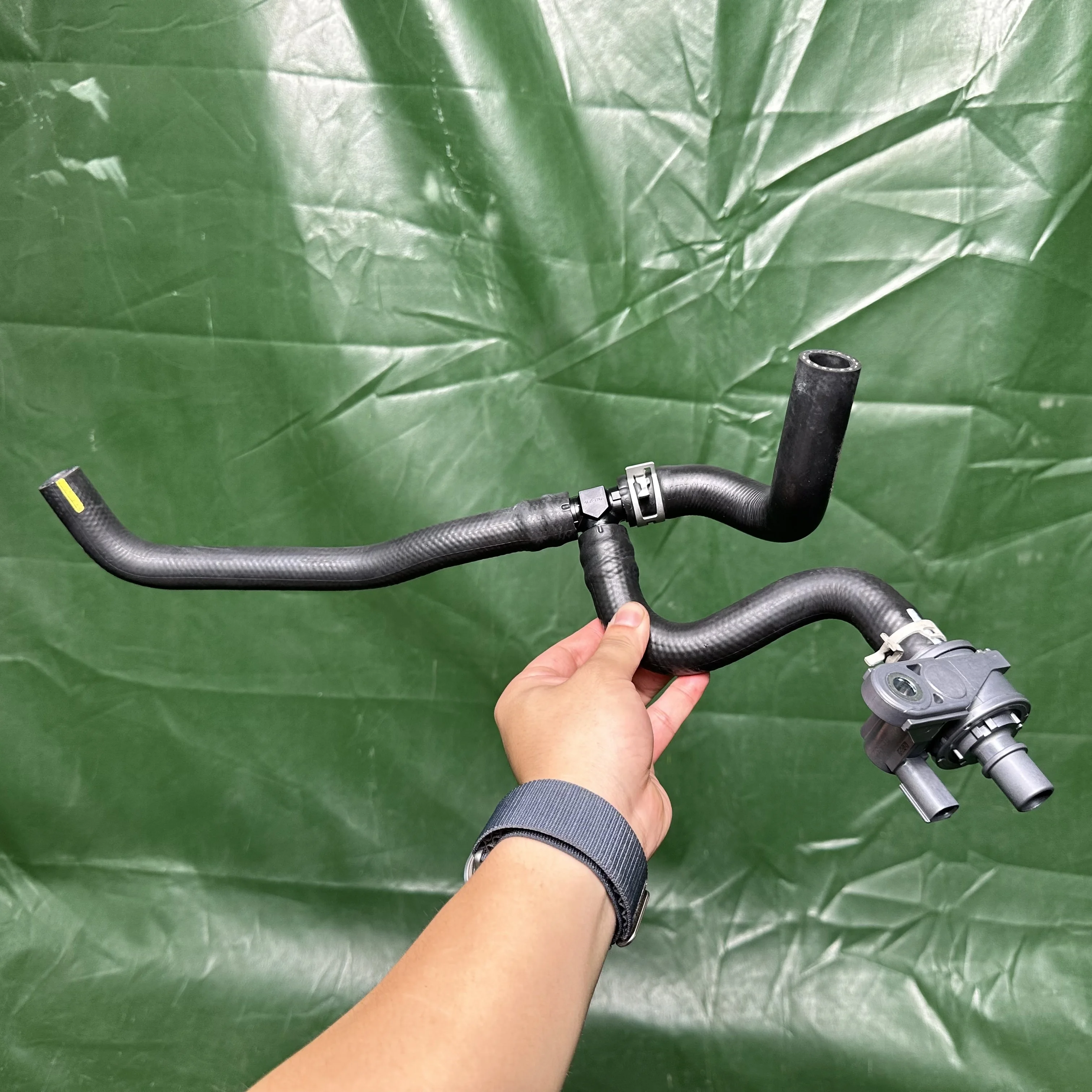 مصنع رائجة البيع 16260-25010 16260-F0010 صمام المياه مع الأنابيب لكامري